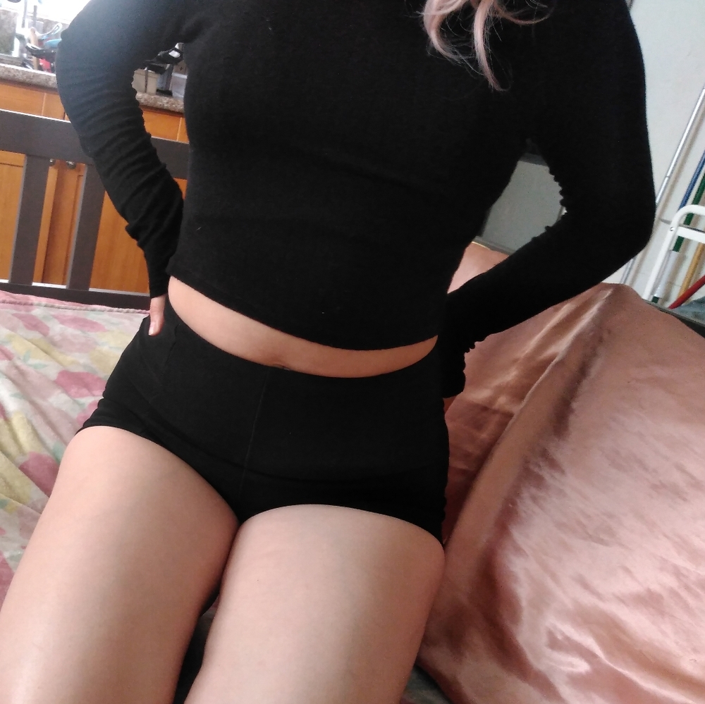 Black long sleeve crop top